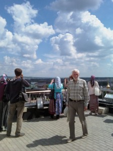 29 Ясанин А.И. и группа экскурсантов на крыше храма Св. Фёдора Ушакова